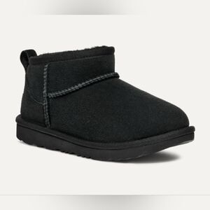 UGG kids classic ultra Mini boot black 4 New in box